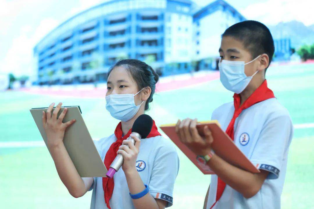 包含人紧随其后,突破梦之队纪录的词条