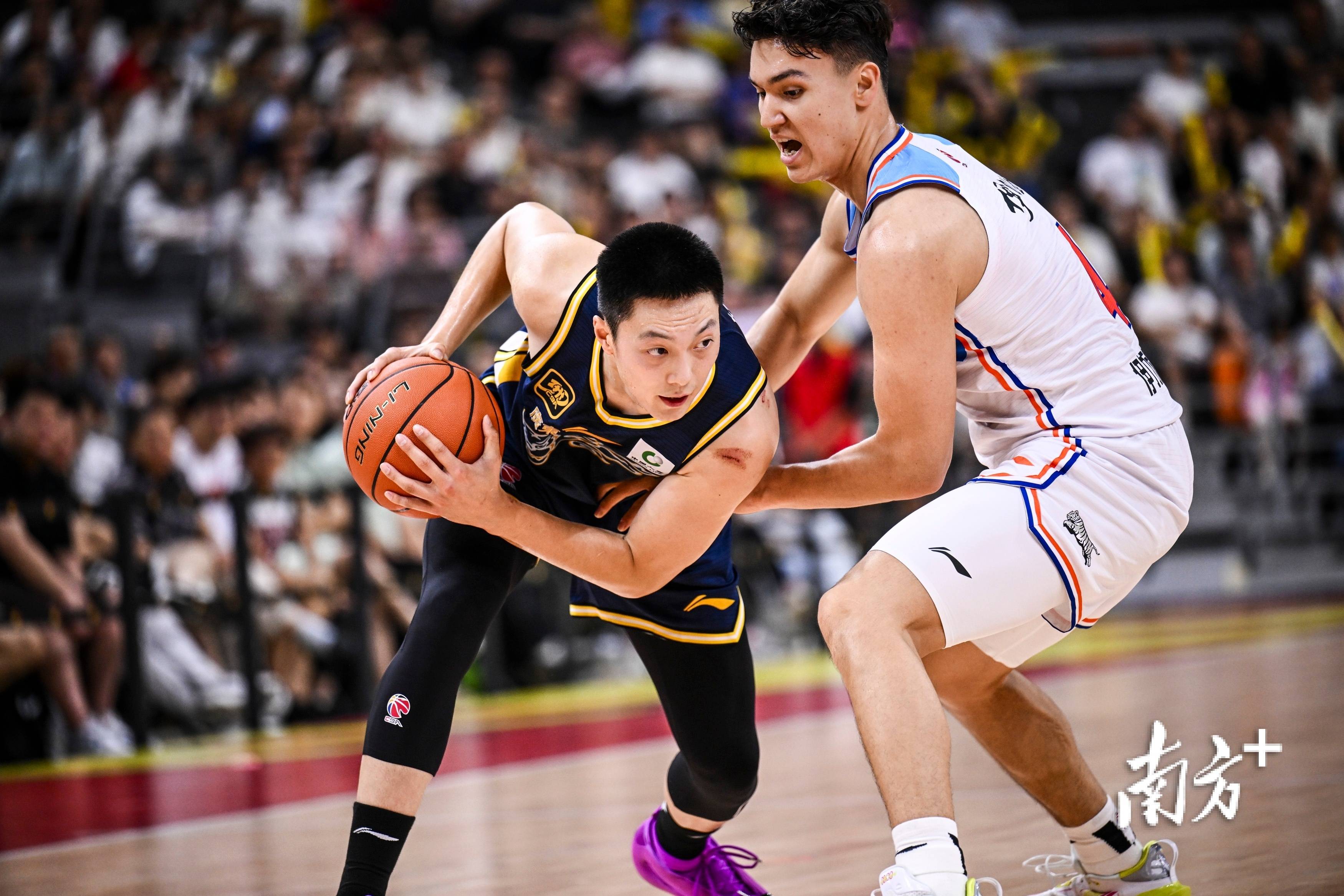 包含本泽马遭遇争议红牌，C罗乘势反超比分完成逆转的词条